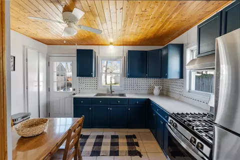 27 Wilcox St, Warwick, RI 02889 photo 1