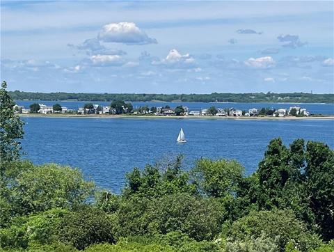 35 Leeshore Ln, Tiverton, RI 02878