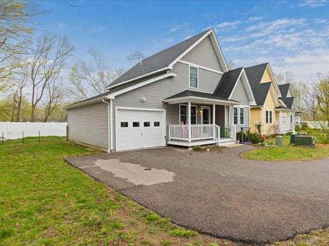 14 Covington Ct, Westerly, RI 02891 photo 2