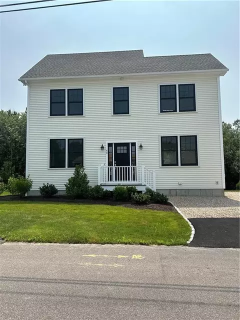 40 Lakeworth Ave, Narragansett, RI 02882