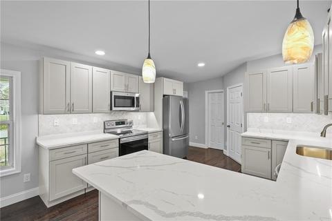 3 Doreen Dr, Westerly, RI 02891 photo 2