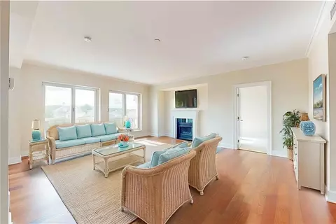1 Tower Dr #304, Portsmouth, RI 02871