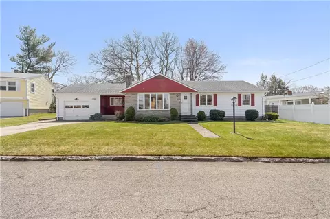 7 Carol Ann Cir, North Providence, RI 02911