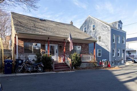 25 Beacon Pl, Chelsea, MA 02150