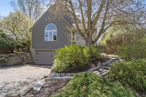 25 Salisbury St, Tiverton, RI 02878