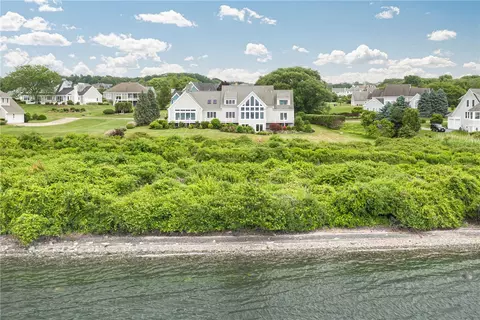 128 Thayer Dr, Portsmouth, RI 02871