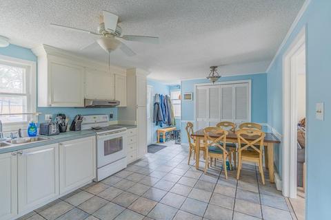 6 Curtis Corner Rd, South Kingstown, RI 02879