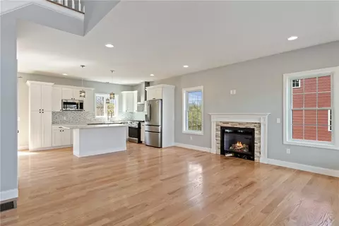515 Louise St, Woonsocket, RI 02895 photo 3