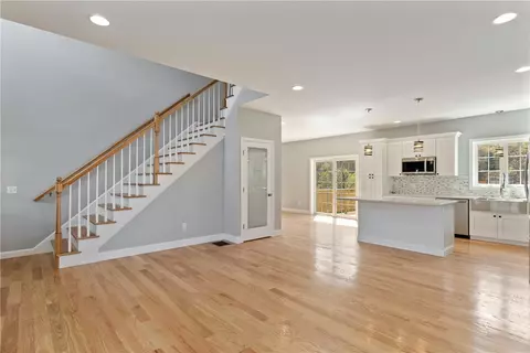 515 Louise St, Woonsocket, RI 02895 photo 5