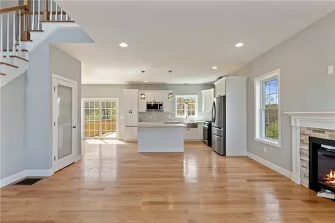 515 Louise St, Woonsocket, RI 02895 photo 4