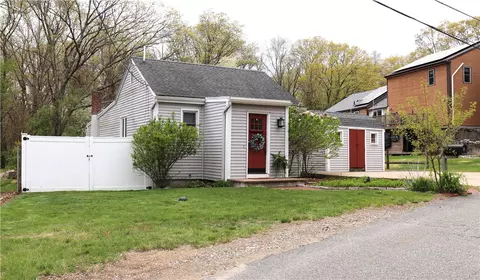 25 Hillview St, Woonsocket, RI 02895 photo 2