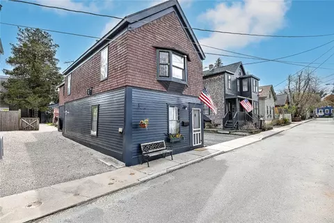 2 Sunshine Ct, Newport, RI 02840