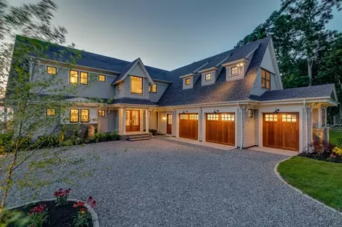 42 Harbor Dr, Portsmouth, RI 02871