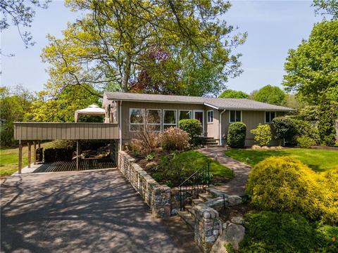 74 Lakewood Dr, Narragansett, RI 02882