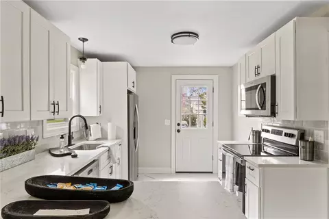 46 Crest Ave, Warwick, RI 02886 photo 2