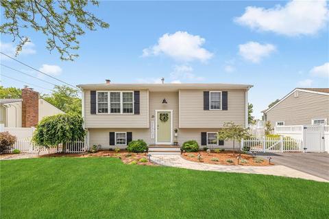 25 Gateway Ct, Warwick, RI 02889 photo 2