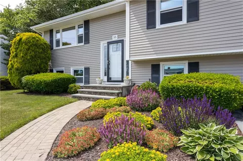 35 Namquid Dr, Middletown, RI 02842
