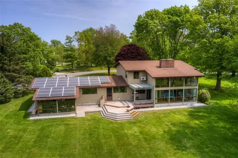 266 Indian Point Rd, Tiverton, RI 02878
