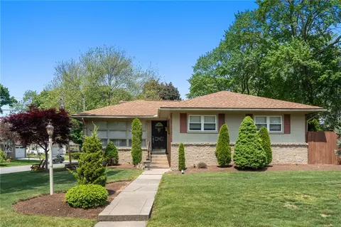 26 Fernbrook Dr, Cranston, RI 02920