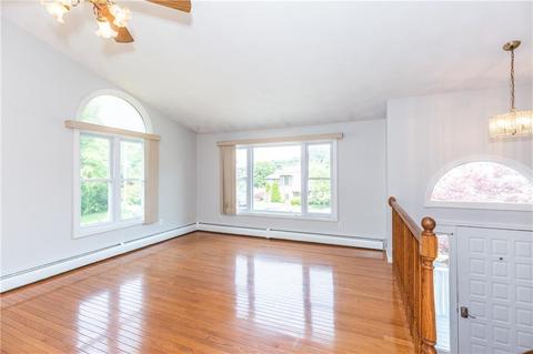35 Stephanie Ct, Warwick, RI 02889 photo 2