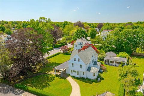 93 Central St, Narragansett, RI 02882
