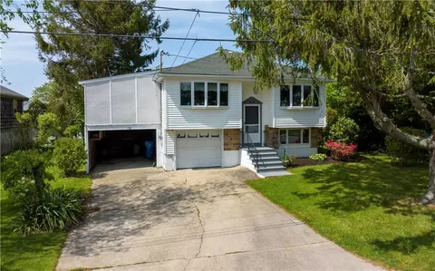 152 Seascape Ave, Middletown, RI 02842