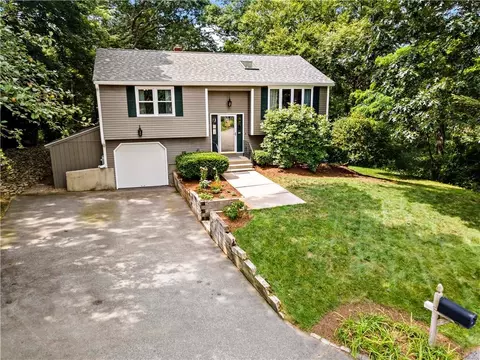 22 Deborah Cir, Seekonk, MA 02771