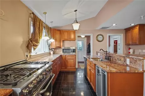137 Oakley Rd, Woonsocket, RI 02895 photo 13