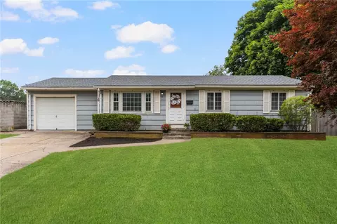 17 Bowman Dr, Warwick, RI 02889