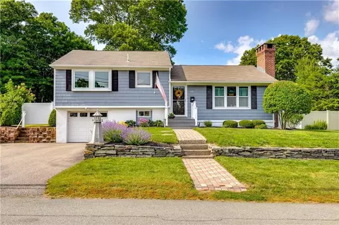 62 Glenwood Dr, North Kingstown, RI 02852