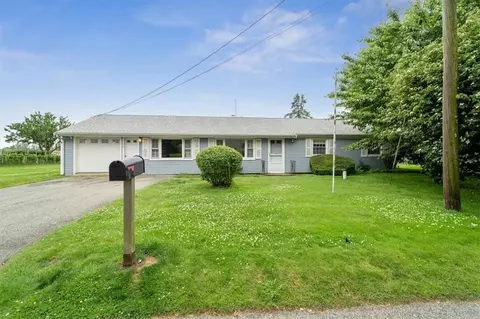 12 Spruce Ave, Middletown, RI 02842