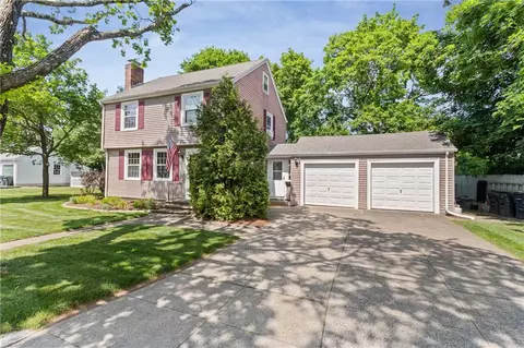 36 Woburn Rd, East Providence, RI 02916