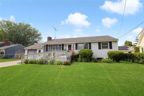 163 Chases Ln, Middletown, RI 02842