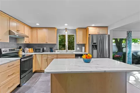 50 Apple Tree Ct, North Kingstown, RI 02852