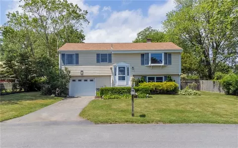 24 Reardon Dr, Middletown, RI 02842
