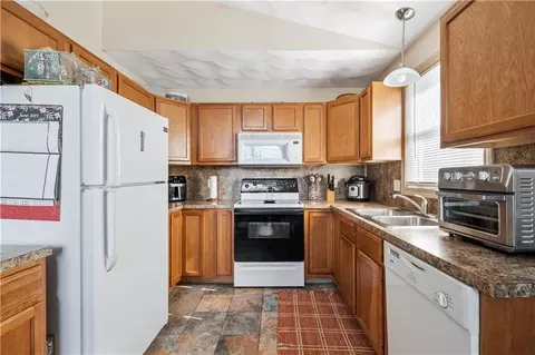 85 Aylsworth Ave, Woonsocket, RI 02895 photo 6