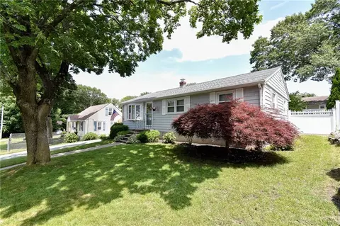 92 Manolla Ave, Warwick, RI 02888 photo 2