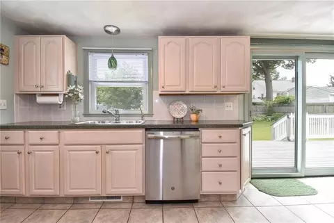 92 Manolla Ave, Warwick, RI 02888 photo 10