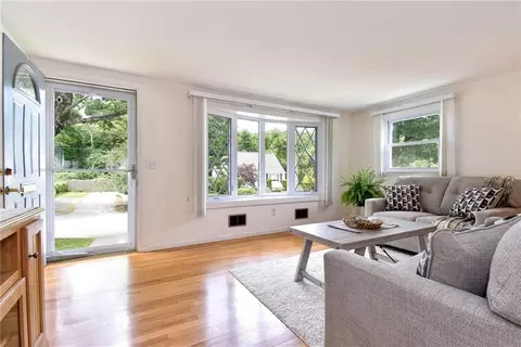 92 Manolla Ave, Warwick, RI 02888 photo 4