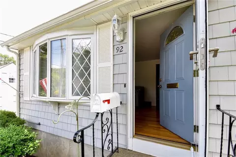 92 Manolla Ave, Warwick, RI 02888 photo 3