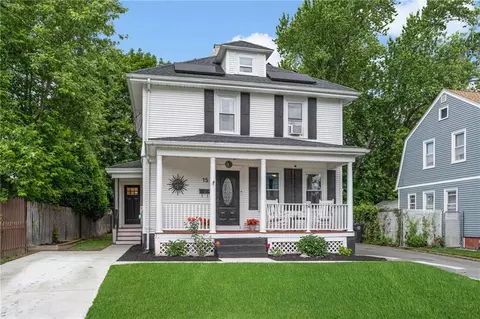 15 Brooks St, Cranston, RI 02920