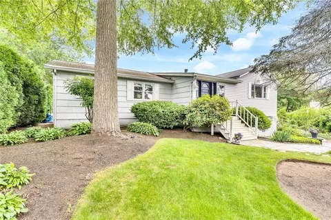 20 Yellow Birch Rd, Narragansett, RI 02882