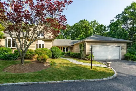 153 Pine Glen Dr, East Greenwich, RI 02818