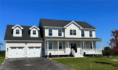 78 Ferreira Ave, Portsmouth, RI 02871