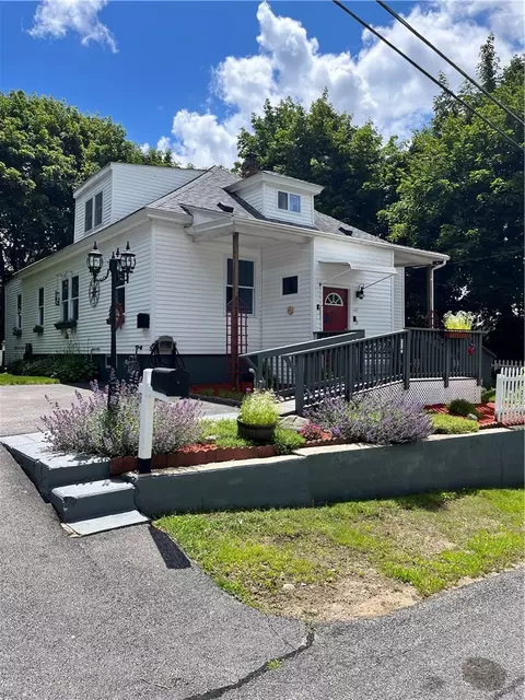 35 Manila Ave, Woonsocket, RI 02895