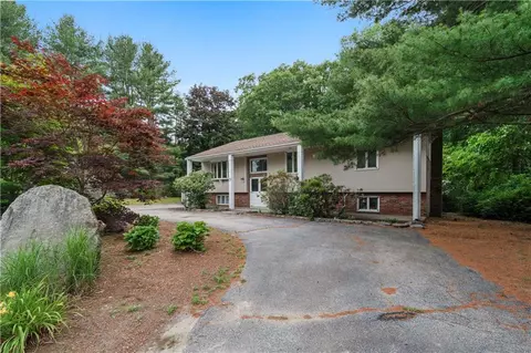 17 Castle Dr, Scituate, RI 02831