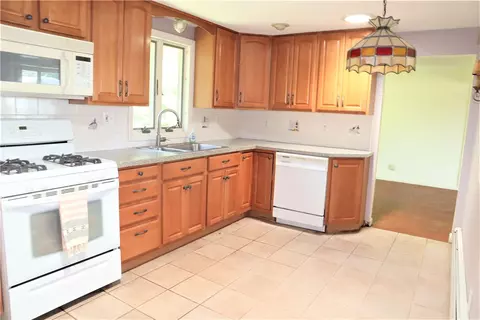 40 Aspinet Dr, Warwick, RI 02888 photo 3