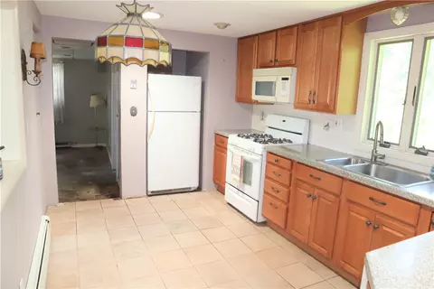 40 Aspinet Dr, Warwick, RI 02888 photo 4