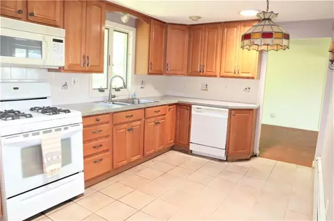 40 Aspinet Dr, Warwick, RI 02888 photo 3