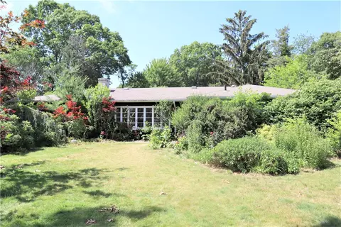 40 Aspinet Dr, Warwick, RI 02888 photo 1
